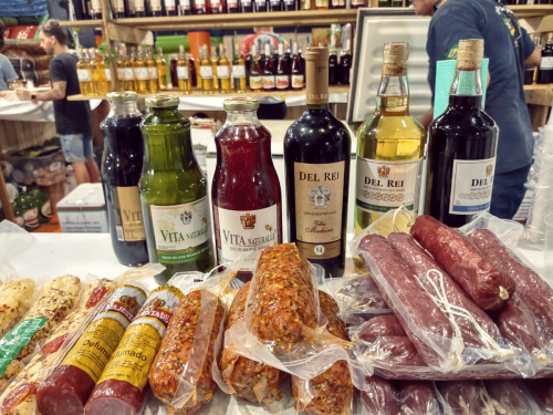 Vinhos, salames, queijos e sucos